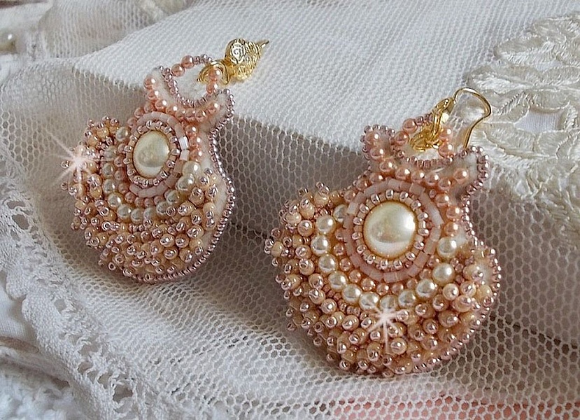 BO Poudre de Riz broderad med sm&aring; runda p&auml;rlemorkristallp&auml;rlor fr&aring;n Swarovski och Miyuki fr&ouml;p&auml;rlor. 