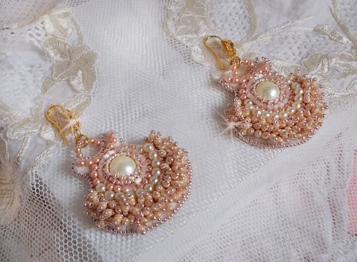 BO Poudre de Riz broderad med små runda pärlemorkristallpärlor från Swarovski och Miyuki fröpärlor. 