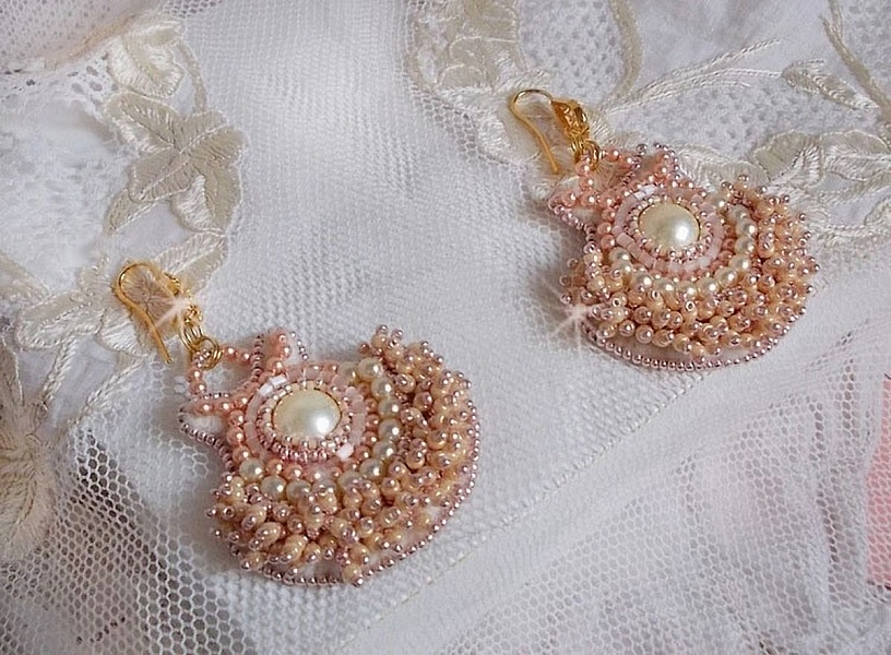 BO Poudre de Riz broderad med sm&aring; runda p&auml;rlemorkristallp&auml;rlor fr&aring;n Swarovski och Miyuki fr&ouml;p&auml;rlor. 