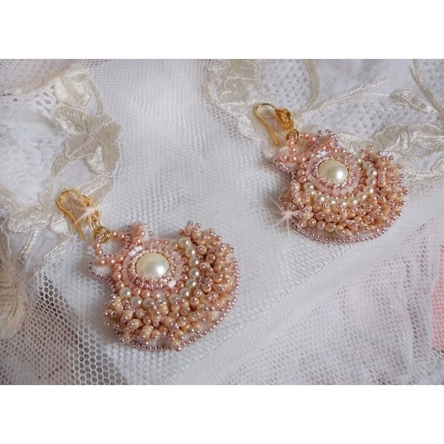 BO Poudre de Riz broderad med små runda pärlemorkristallpärlor från Swarovski och Miyuki fröpärlor. 