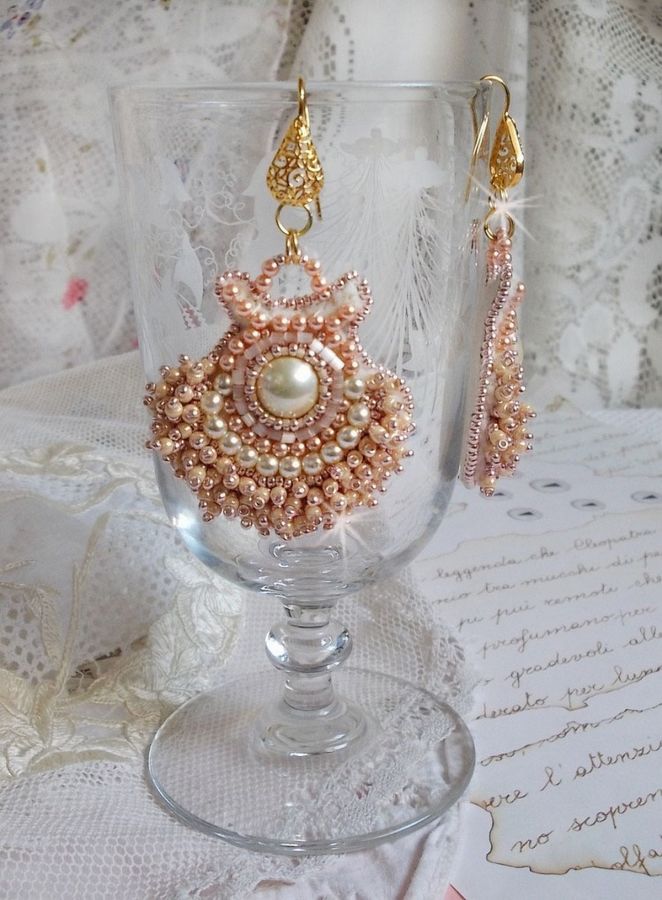 BO Poudre de Riz broderad med små runda pärlemorkristallpärlor från Swarovski och Miyuki fröpärlor. 