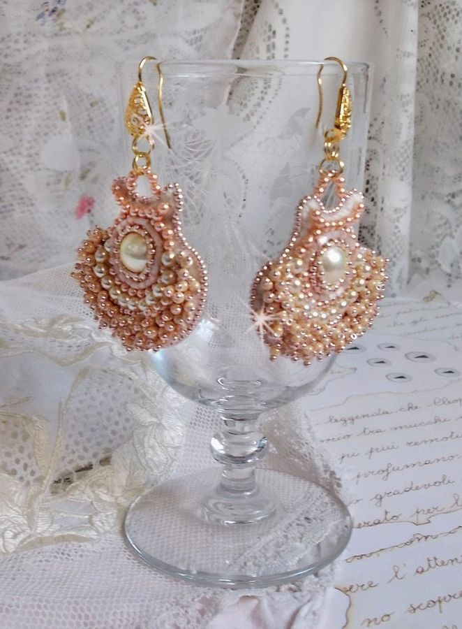 BO Poudre de Riz broderad med små runda pärlemorkristallpärlor från Swarovski och Miyuki fröpärlor. 