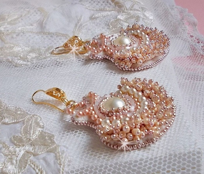 BO Poudre de Riz broderad med sm&aring; runda p&auml;rlemorkristallp&auml;rlor fr&aring;n Swarovski och Miyuki fr&ouml;p&auml;rlor. 