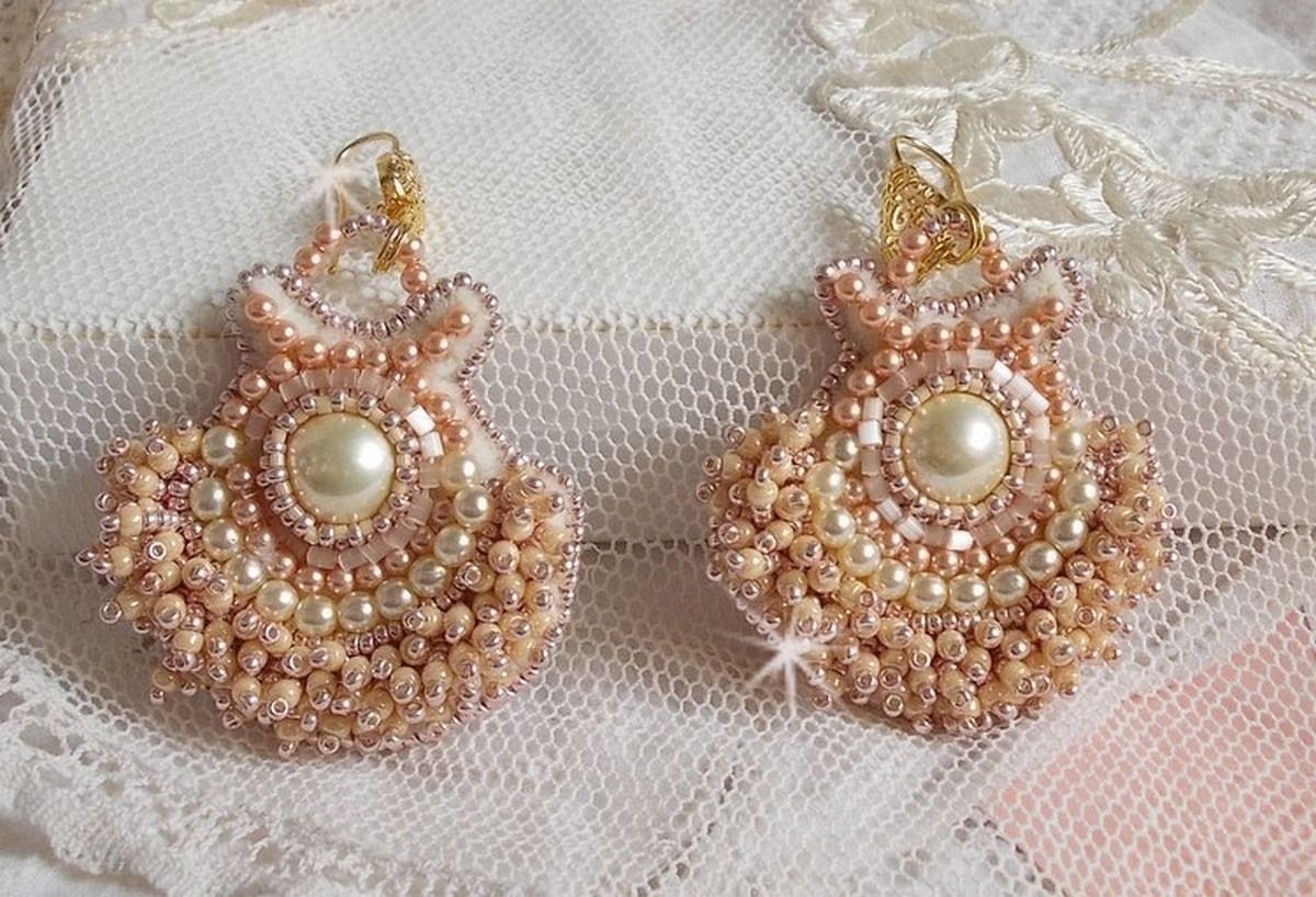 BO Poudre de Riz broderad med små runda pärlemorkristallpärlor från Swarovski och Miyuki fröpärlor. 