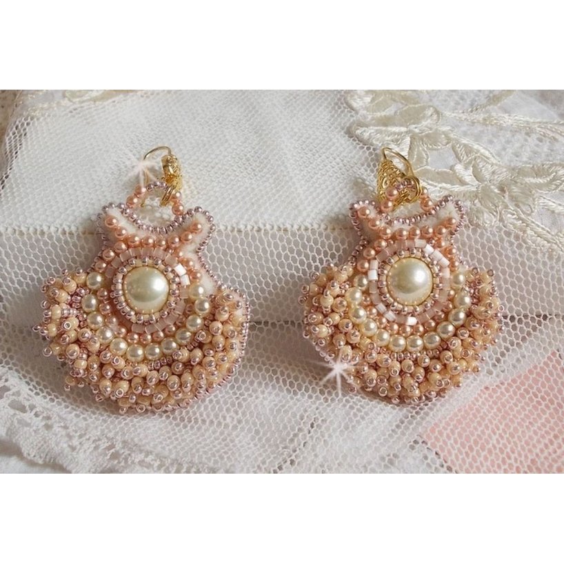 BO Poudre de Riz broderad med små runda pärlemorkristallpärlor från Swarovski och Miyuki fröpärlor. 