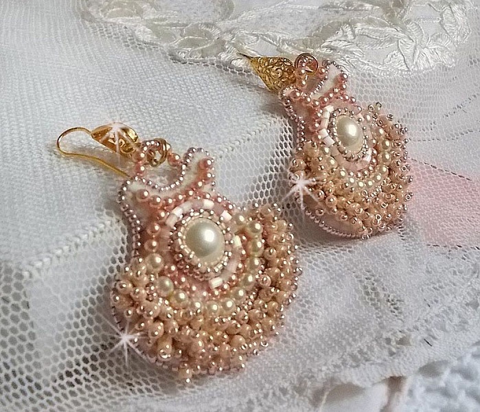 BO Poudre de Riz broderad med sm&aring; runda p&auml;rlemorkristallp&auml;rlor fr&aring;n Swarovski och Miyuki fr&ouml;p&auml;rlor. 