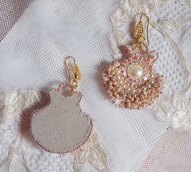 BO Poudre de Riz broderad med sm&aring; runda p&auml;rlemorkristallp&auml;rlor fr&aring;n Swarovski och Miyuki fr&ouml;p&auml;rlor. 