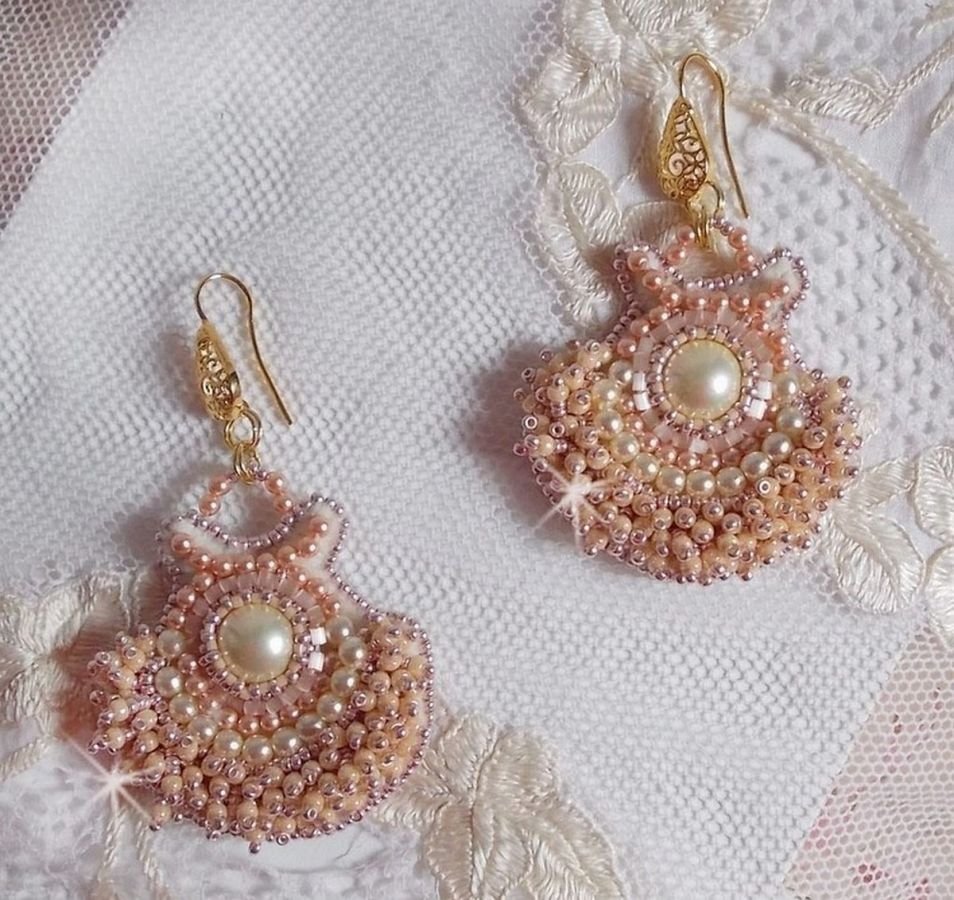 BO Poudre de Riz broderad med små runda pärlemorkristallpärlor från Swarovski och Miyuki fröpärlor. 