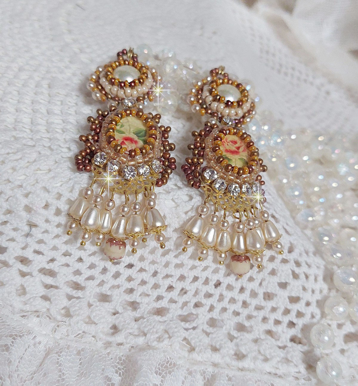 BO Reflets de Rosée är broderade med pärlor, Swarovskikristaller och 14 karat guldfyllda öronkrokar.