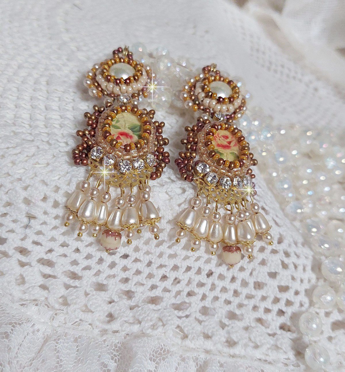 BO Reflets de Rosée är broderade med pärlor, Swarovskikristaller och 14 karat guldfyllda öronkrokar.