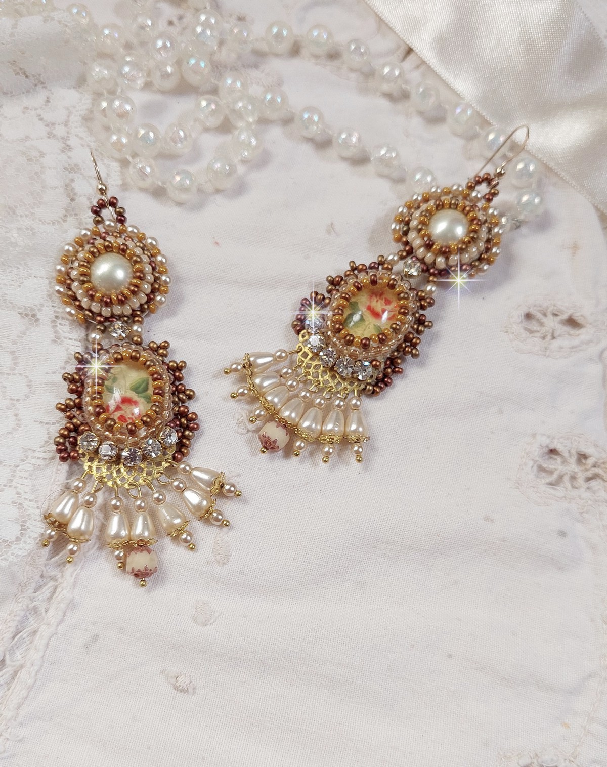 BO Reflets de Rosée är broderade med pärlor, Swarovskikristaller och 14 karat guldfyllda öronkrokar.