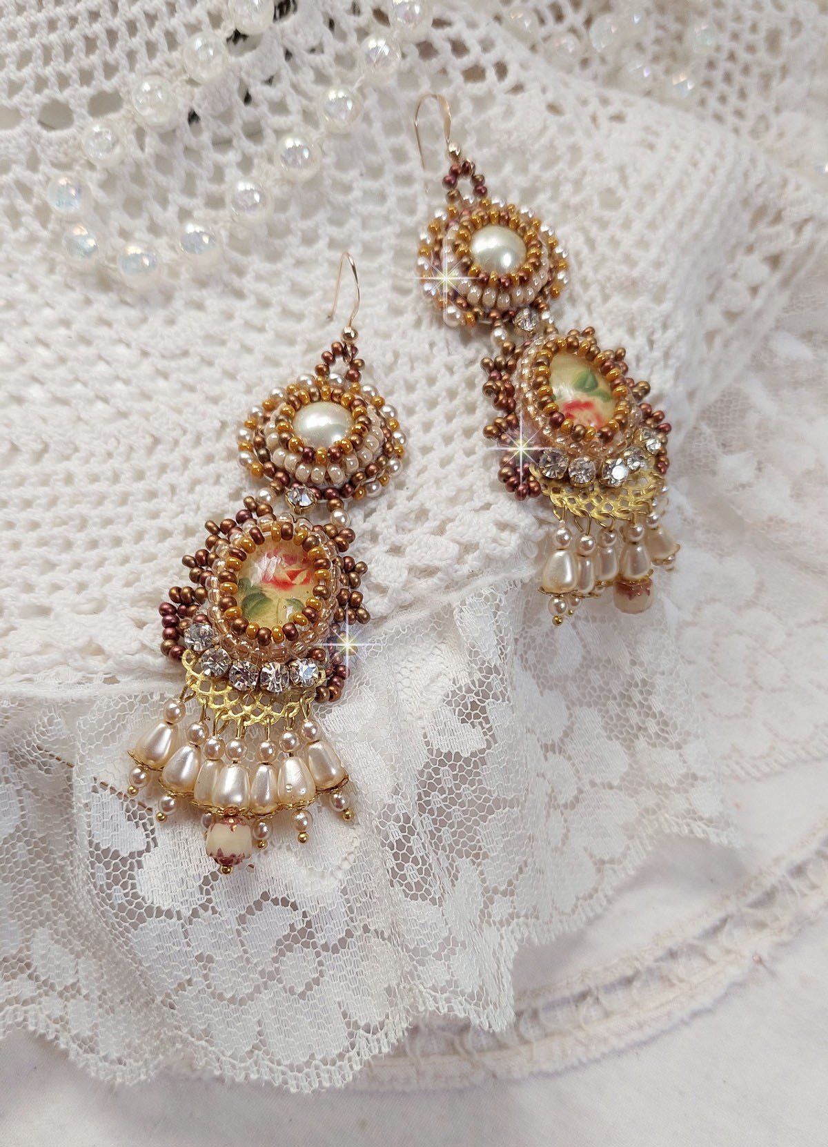 BO Reflets de Rosée är broderade med pärlor, Swarovskikristaller och 14 karat guldfyllda öronkrokar.