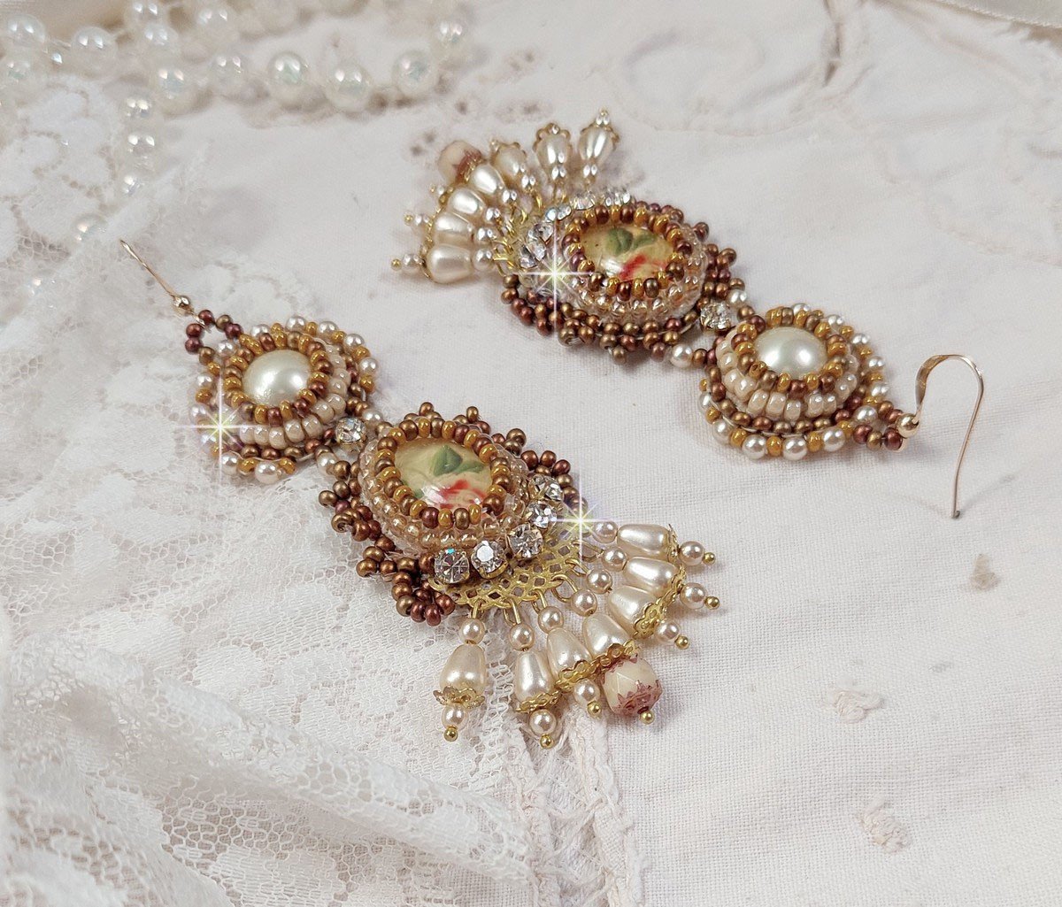 BO Reflets de Rosée är broderade med pärlor, Swarovskikristaller och 14 karat guldfyllda öronkrokar.