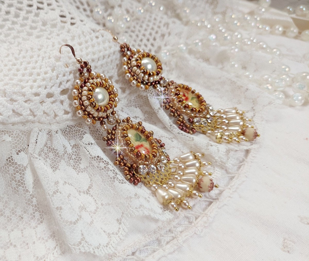 BO Reflets de Rosée är broderade med pärlor, Swarovskikristaller och 14 karat guldfyllda öronkrokar.