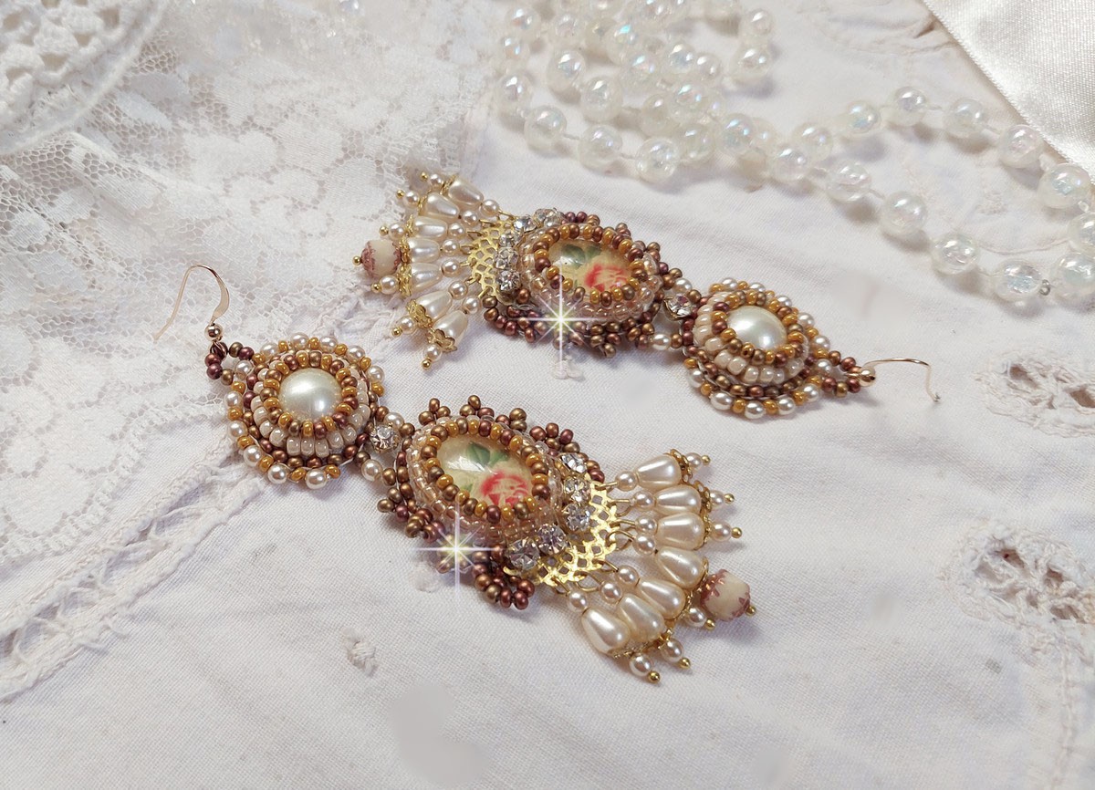 BO Reflets de Rosée är broderade med pärlor, Swarovskikristaller och 14 karat guldfyllda öronkrokar.