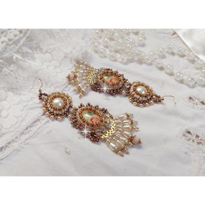 BO Reflets de Rosée är broderade med pärlor, Swarovskikristaller och 14 karat guldfyllda öronkrokar.