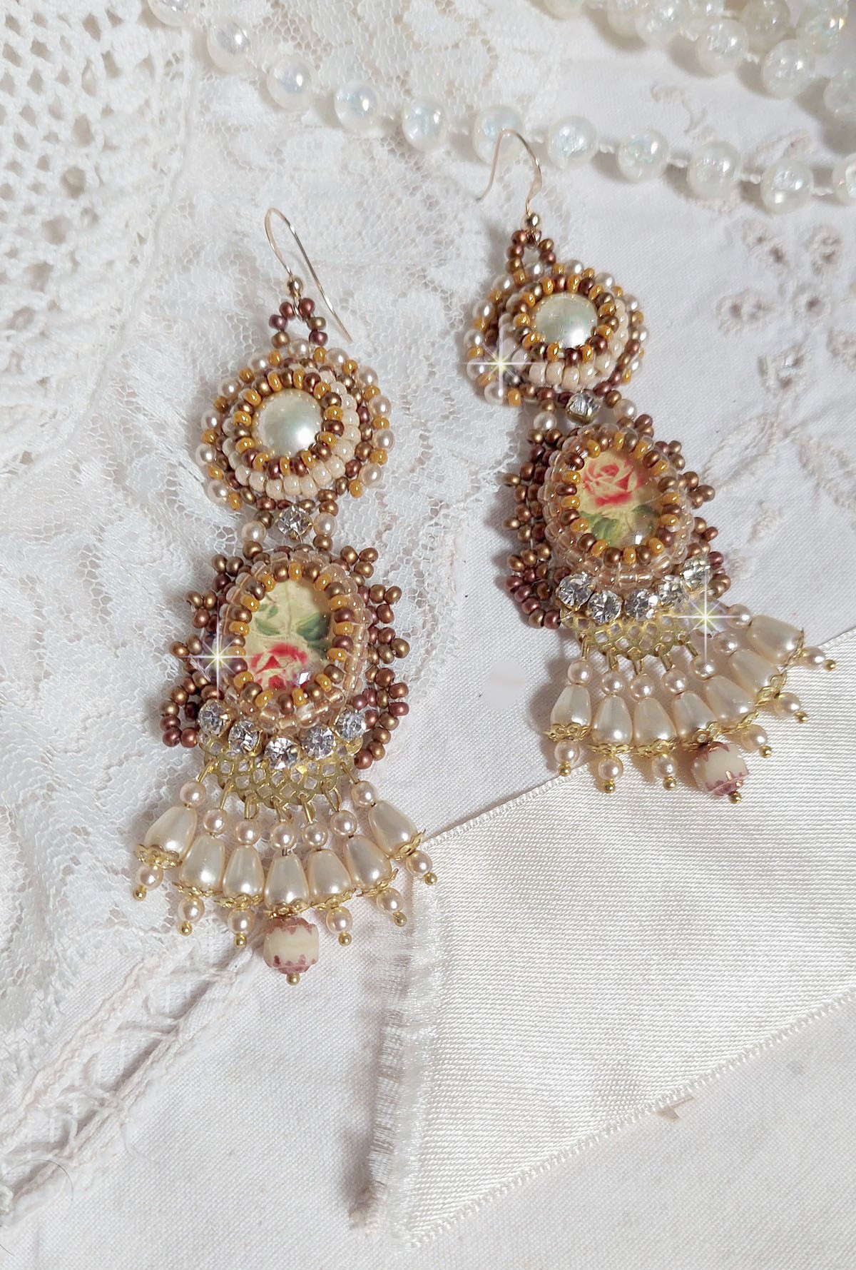 BO Reflets de Rosée är broderade med pärlor, Swarovskikristaller och 14 karat guldfyllda öronkrokar.