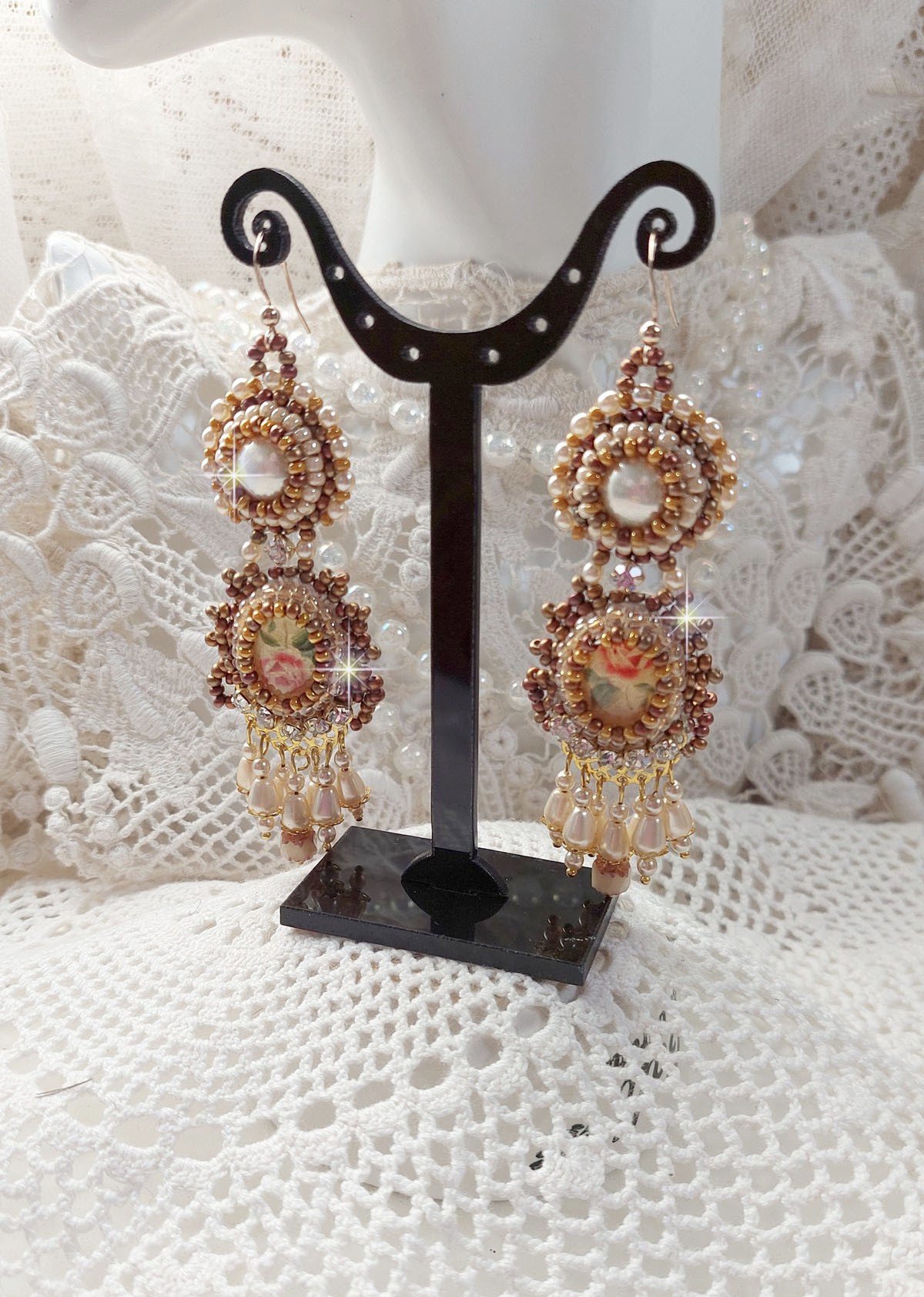 BO Reflets de Rosée är broderade med pärlor, Swarovskikristaller och 14 karat guldfyllda öronkrokar.