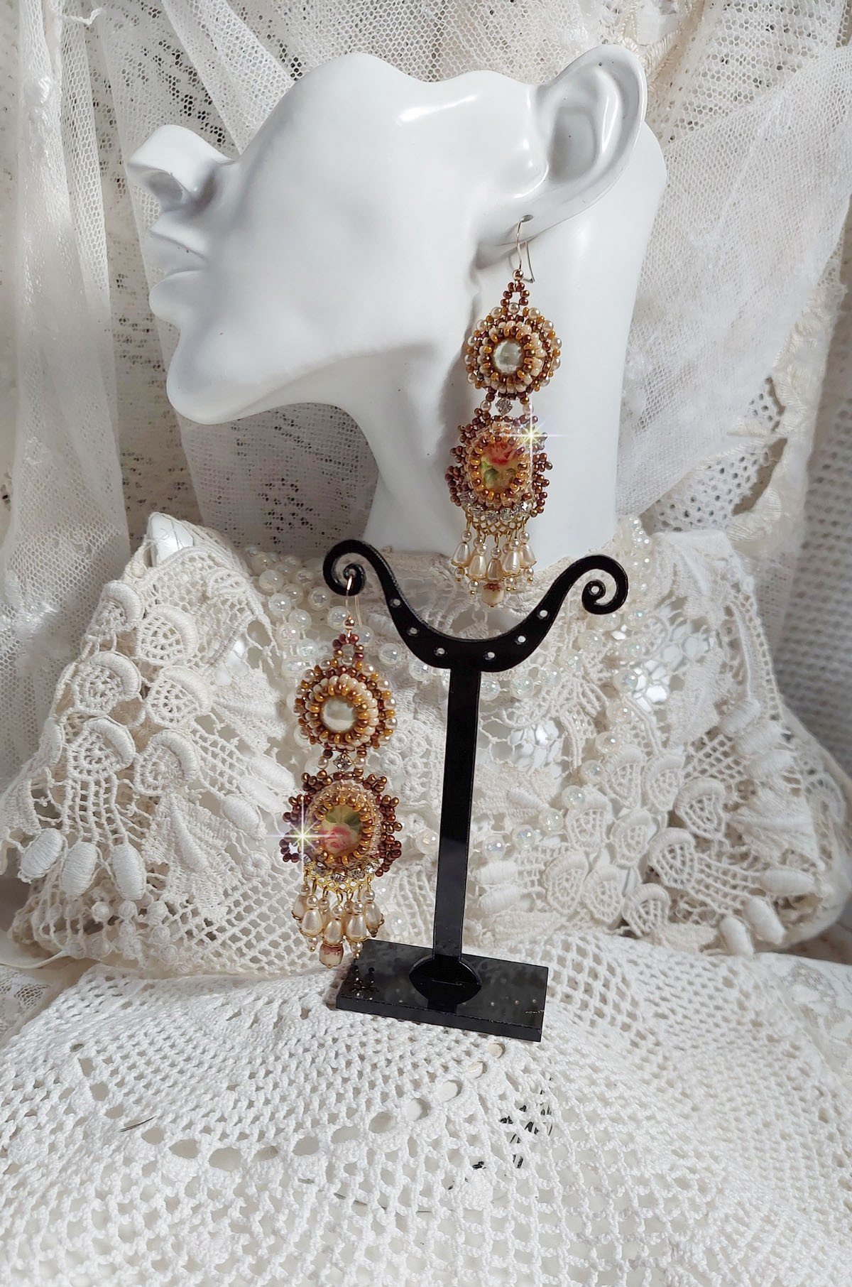 BO Reflets de Rosée är broderade med pärlor, Swarovskikristaller och 14 karat guldfyllda öronkrokar.