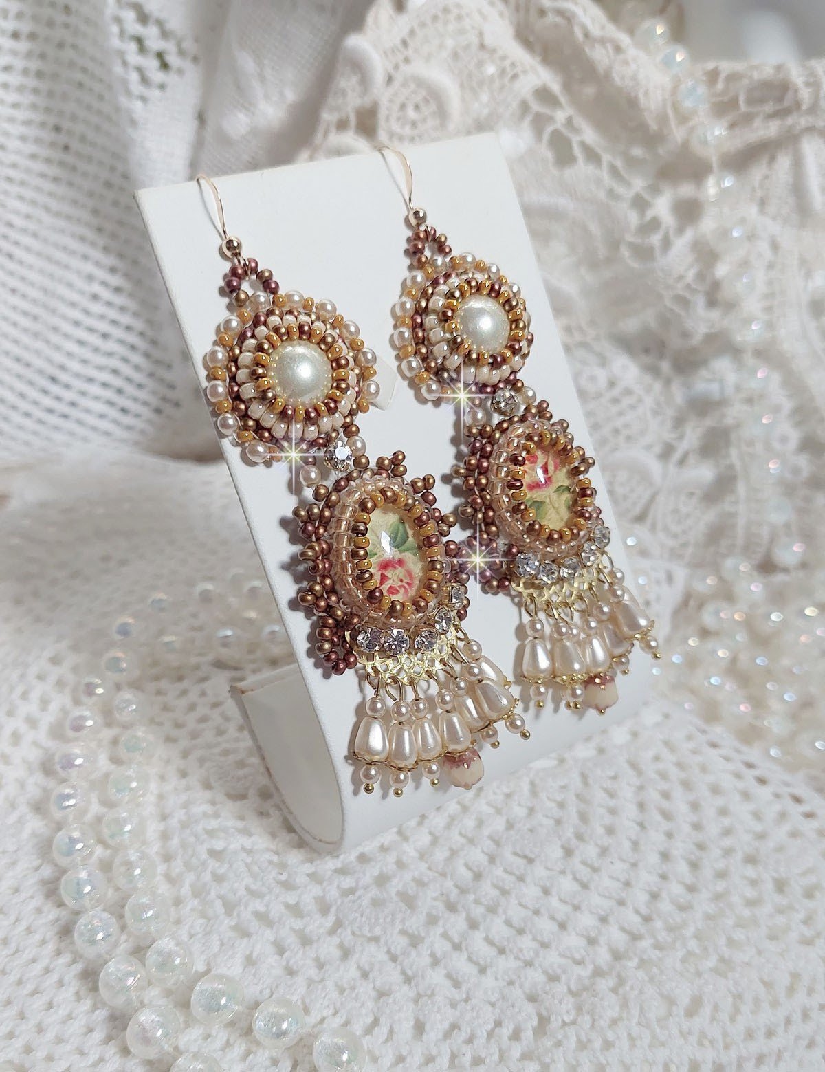 BO Reflets de Rosée är broderade med pärlor, Swarovskikristaller och 14 karat guldfyllda öronkrokar.