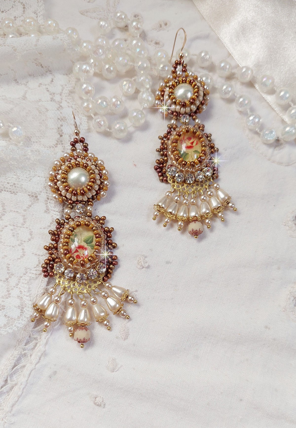 BO Reflets de Rosée är broderade med pärlor, Swarovskikristaller och 14 karat guldfyllda öronkrokar.