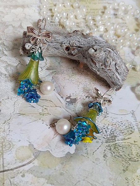 Boucles d'oreilles pendantes fleurs acryliques, perles et cristaux Swarovski.