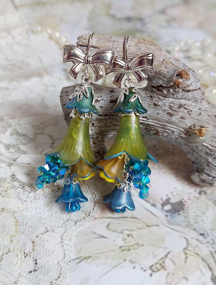 BO Regard Scintillant créées avec fleurs acryliques, rondes en résine, chaîne laiton et perles Cristal Swarovski