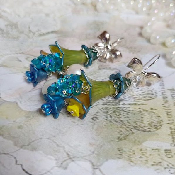 BO Regard Scintillant créées avec fleurs acryliques, rondes en résine, chaîne laiton et perles Cristal Swarovski