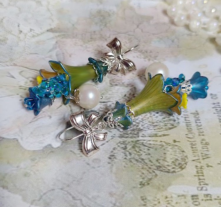 BO Regard Scintillant créées avec fleurs acryliques, rondes en résine, chaîne laiton et perles Cristal Swarovski