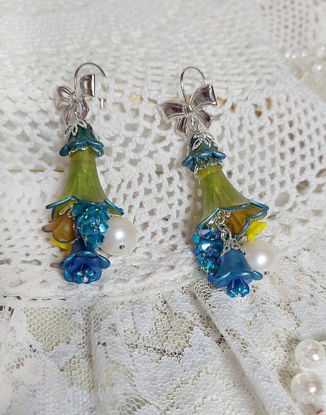 Boucles d'oreilles pendantes fleurs acryliques et perles Swarovski bleues.