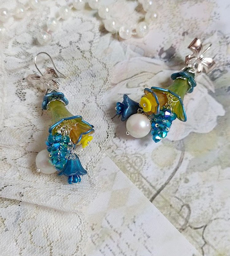 BO Regard Scintillant créées avec fleurs acryliques, rondes en résine, chaîne laiton et perles Cristal Swarovski