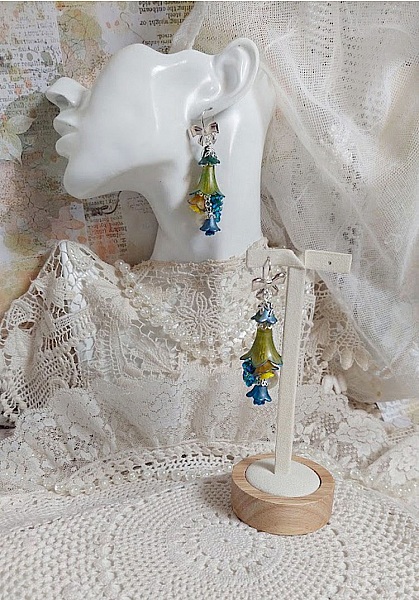 Boucles d'oreilles pendantes fleurs acryliques et perles Swarovski colorées.