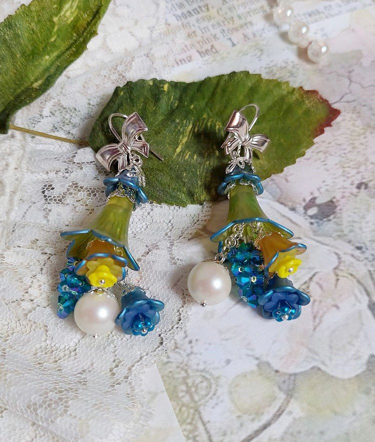 BO Regard Scintillant créées avec fleurs acryliques, rondes en résine, chaîne laiton et perles Cristal Swarovski