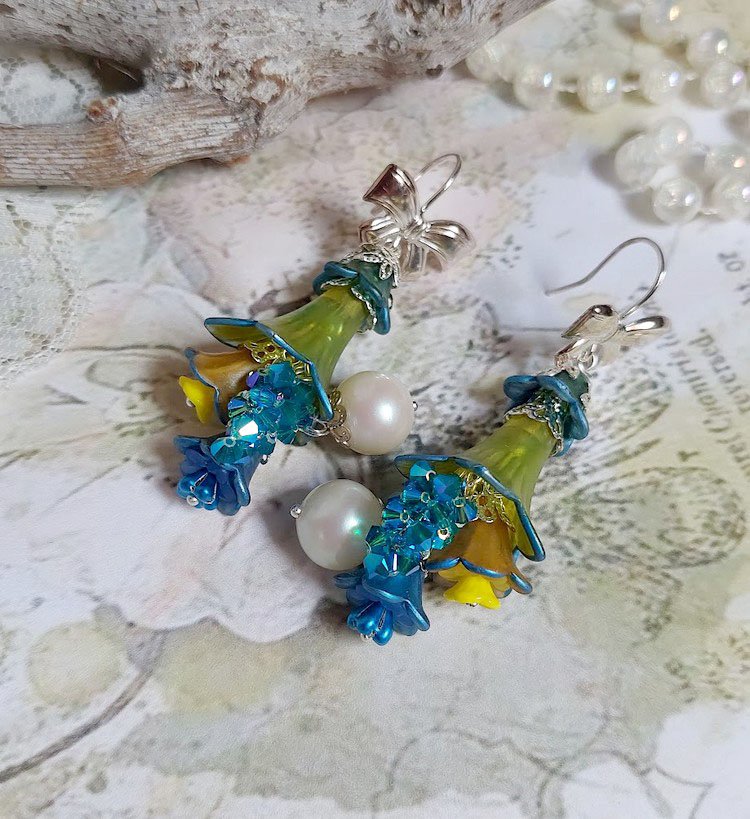 BO Regard Scintillant créées avec fleurs acryliques, rondes en résine, chaîne laiton et perles Cristal Swarovski