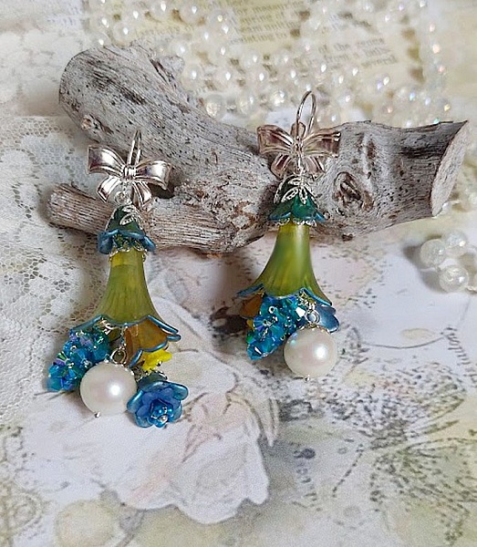 Boucles d'oreilles fleurs acryliques, perles Swarovski et nœuds décoratifs.