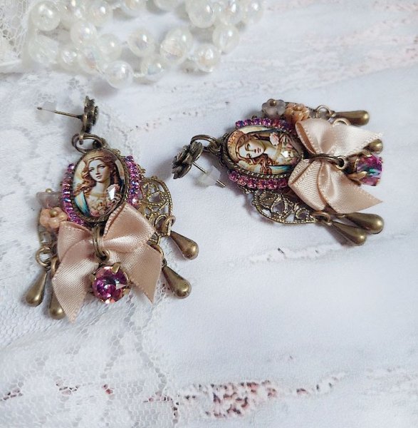 BO Reine Roses cr&eacute;&eacute;es avec cabochon verre, n&oelig;ud satin, strass, clochettes et perles Cristal Swarovski