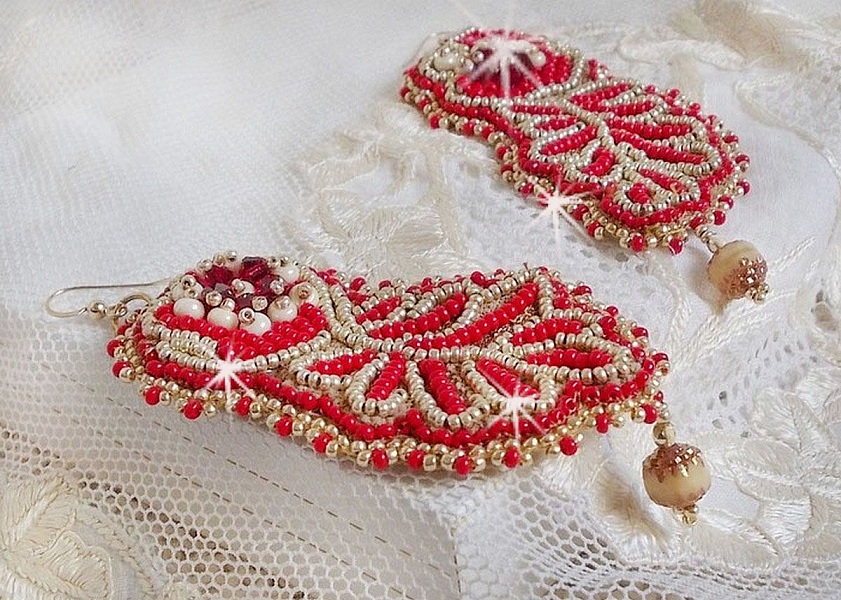 Renaissance BO broderad med Swarovski kristaller, antik elfenben facetter, Rocailles och 14 karat guldfyllda krokar.