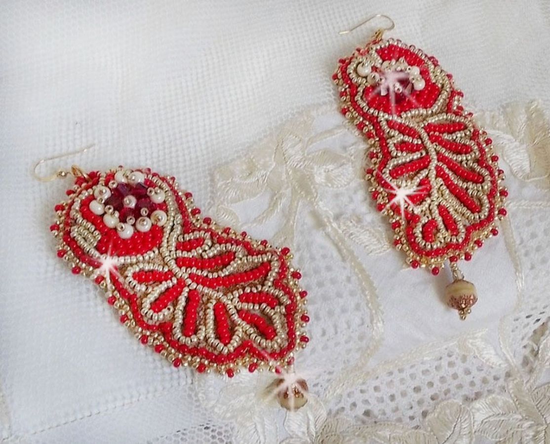 Renaissance BO broderad med Swarovski kristaller, antik elfenben facetter, Rocailles och 14 karat guldfyllda krokar.