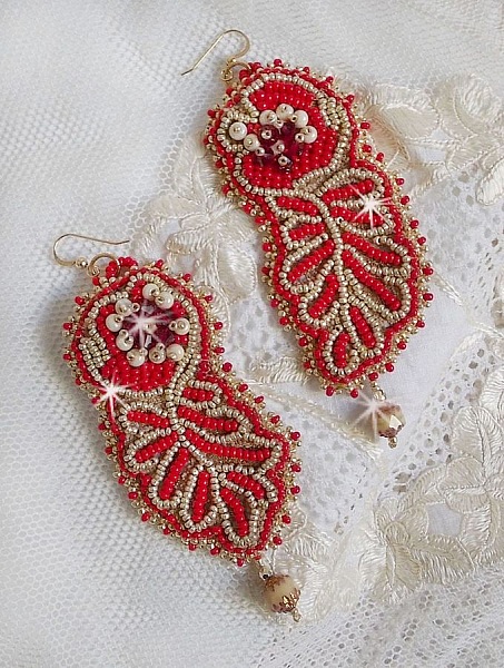 Renaissance BO broderad med Swarovski kristaller, antik elfenben facetter, Rocailles och 14 karat guldfyllda krokar.