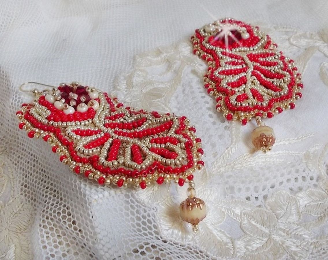 Renaissance BO broderad med Swarovski kristaller, antik elfenben facetter, Rocailles och 14 karat guldfyllda krokar.