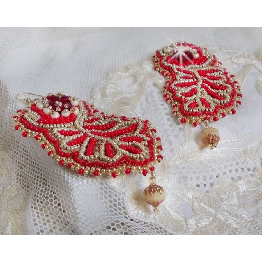 Renaissance BO broderad med Swarovski kristaller, antik elfenben facetter, Rocailles och 14 karat guldfyllda krokar.