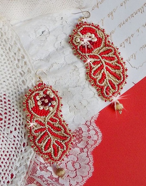 Renaissance BO broderad med Swarovski kristaller, antik elfenben facetter, Rocailles och 14 karat guldfyllda krokar.