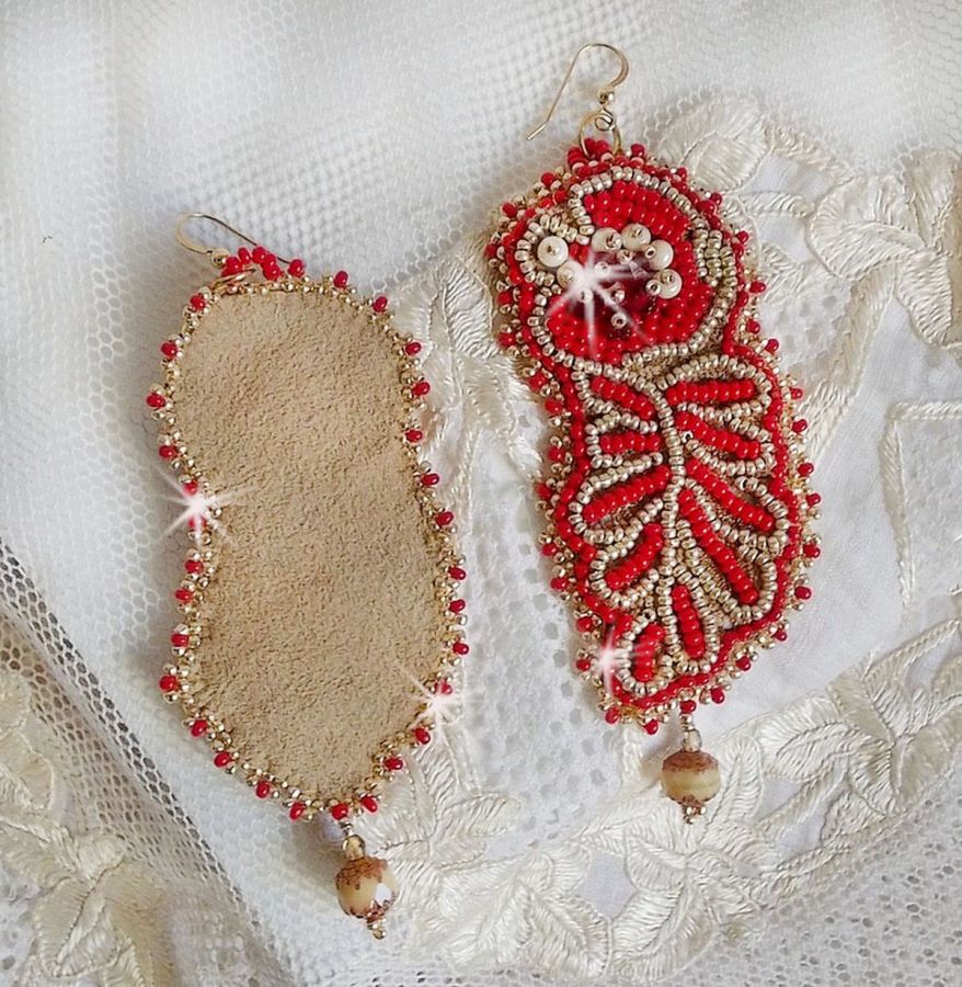 Renaissance BO broderad med Swarovski kristaller, antik elfenben facetter, Rocailles och 14 karat guldfyllda krokar.