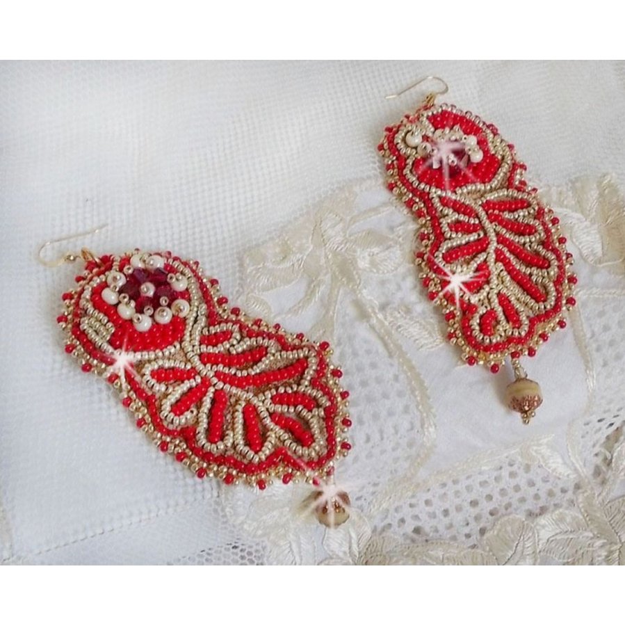 Renaissance BO broderad med Swarovski kristaller, antik elfenben facetter, Rocailles och 14 karat guldfyllda krokar.
