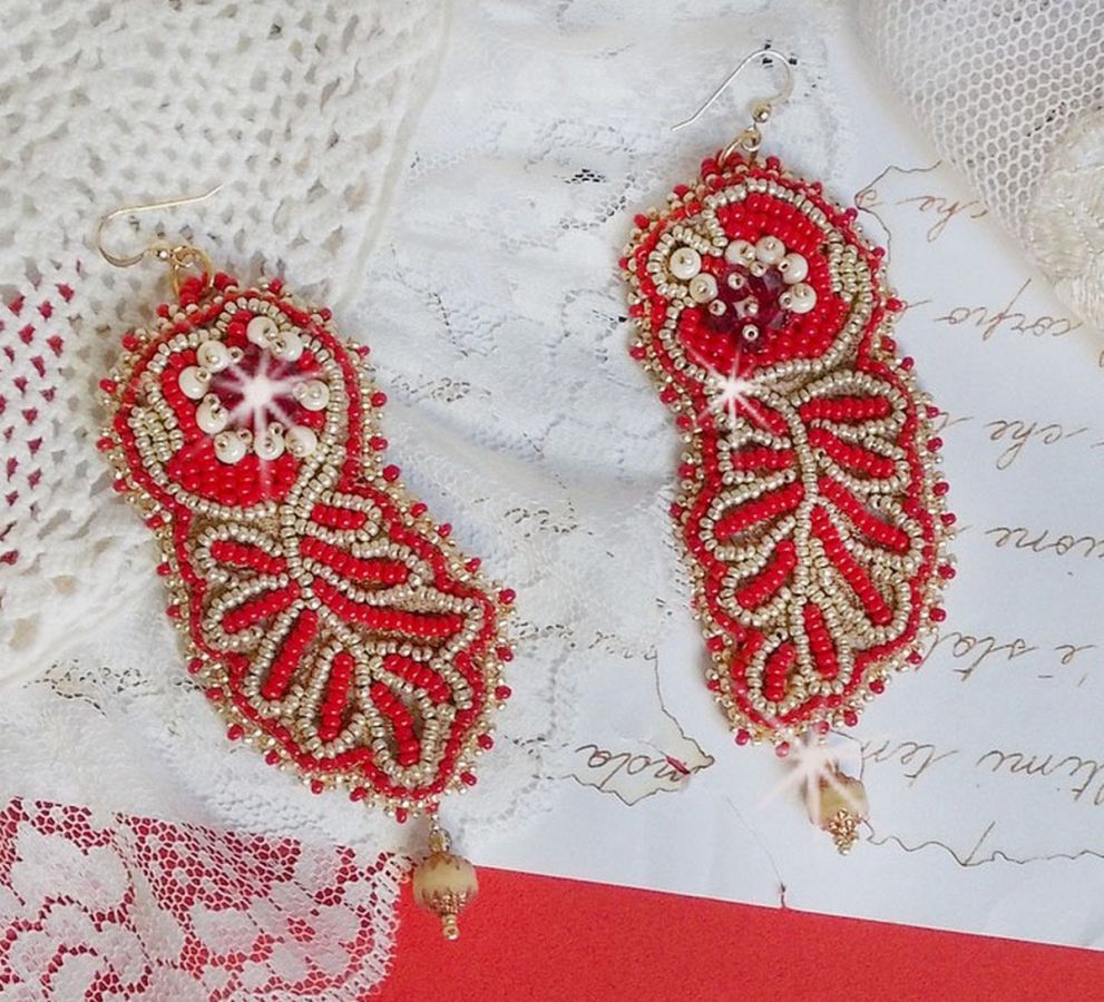 Renaissance BO broderad med Swarovski kristaller, antik elfenben facetter, Rocailles och 14 karat guldfyllda krokar.