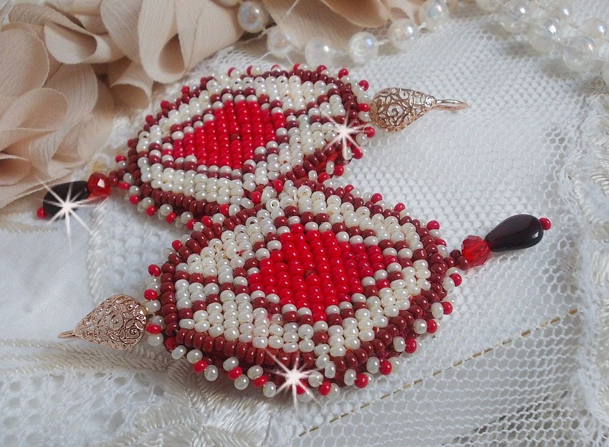 BO Romane broderad med röda, Bordeaux, Ivory glaspärlor och släta Granat kronblad droppar.
