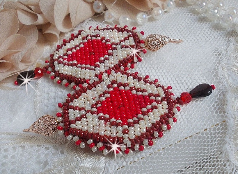 BO Romane broderad med r&ouml;da, Bordeaux, Ivory glasp&auml;rlor och sl&auml;ta Granat kronblad droppar.