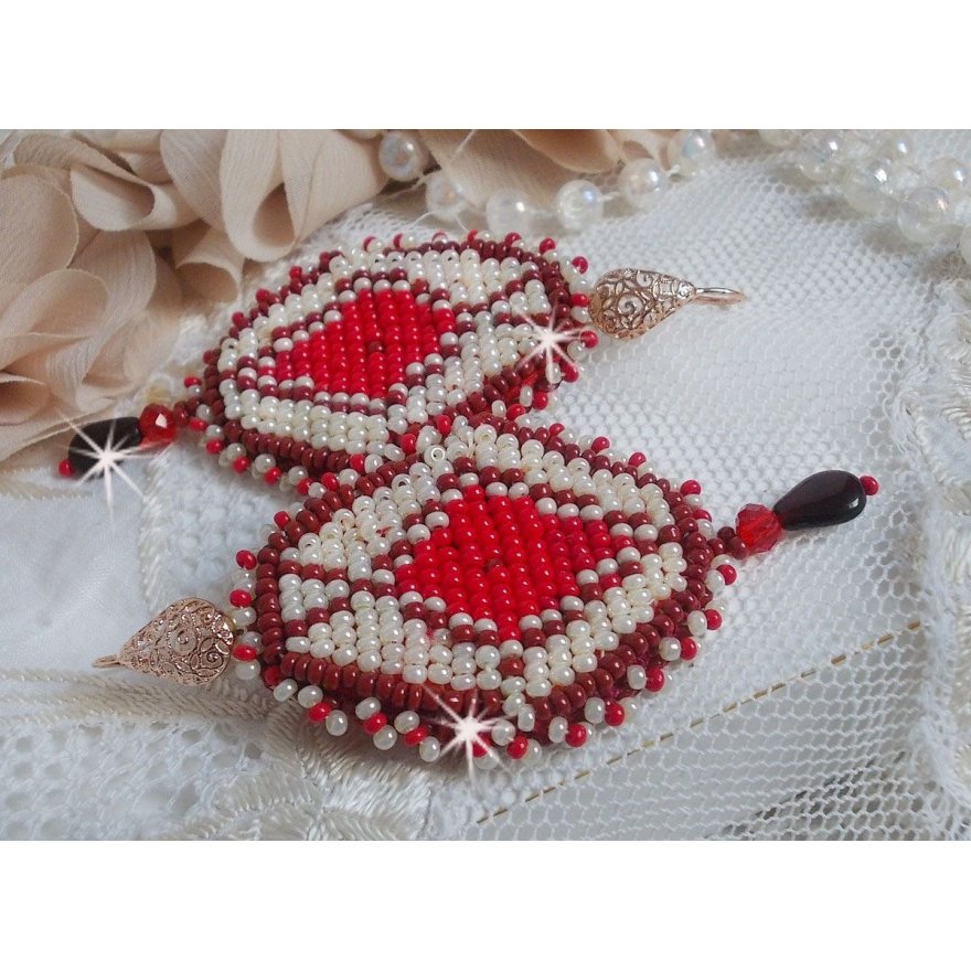 BO Romane broderad med röda, Bordeaux, Ivory glaspärlor och släta Granat kronblad droppar.