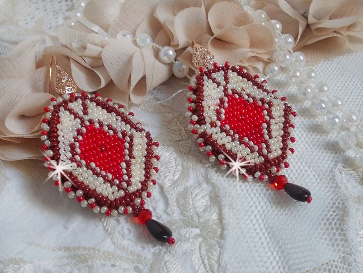 BO Romane broderad med röda, Bordeaux, Ivory glaspärlor och släta Granat kronblad droppar.