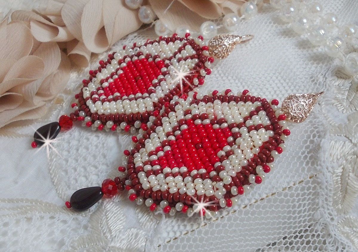 BO Romane broderad med röda, Bordeaux, Ivory glaspärlor och släta Granat kronblad droppar.